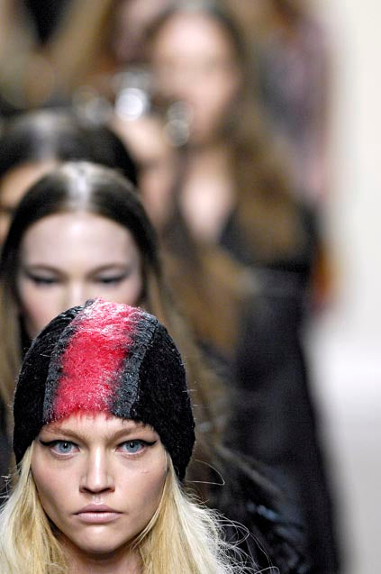 PRADA ニット帽　FW 2007 コレクション Prada FW 2007 Red Mohair Mohawk Beanie – Forest Bunker